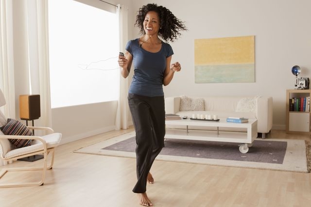 mujer aprendiendo a bailar en su casa